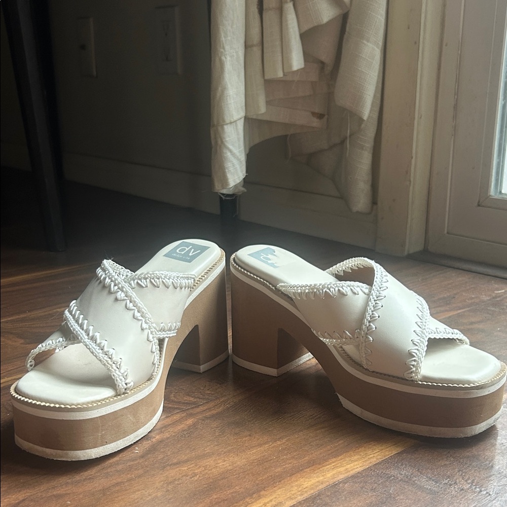 DV by Dolce Vita Women's White and Tan Platform Sandals